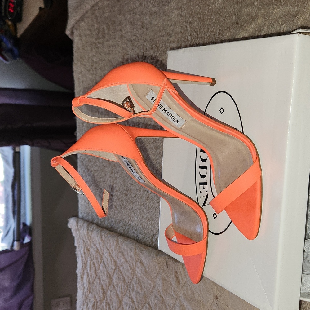 Steve Madden  Sane sandals